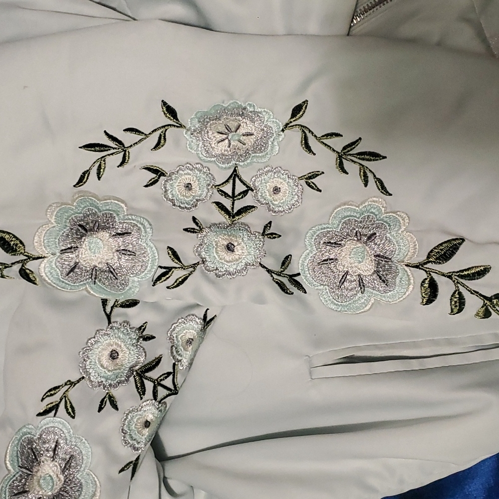 Embroidered silk jacket - Picture 4 of 6